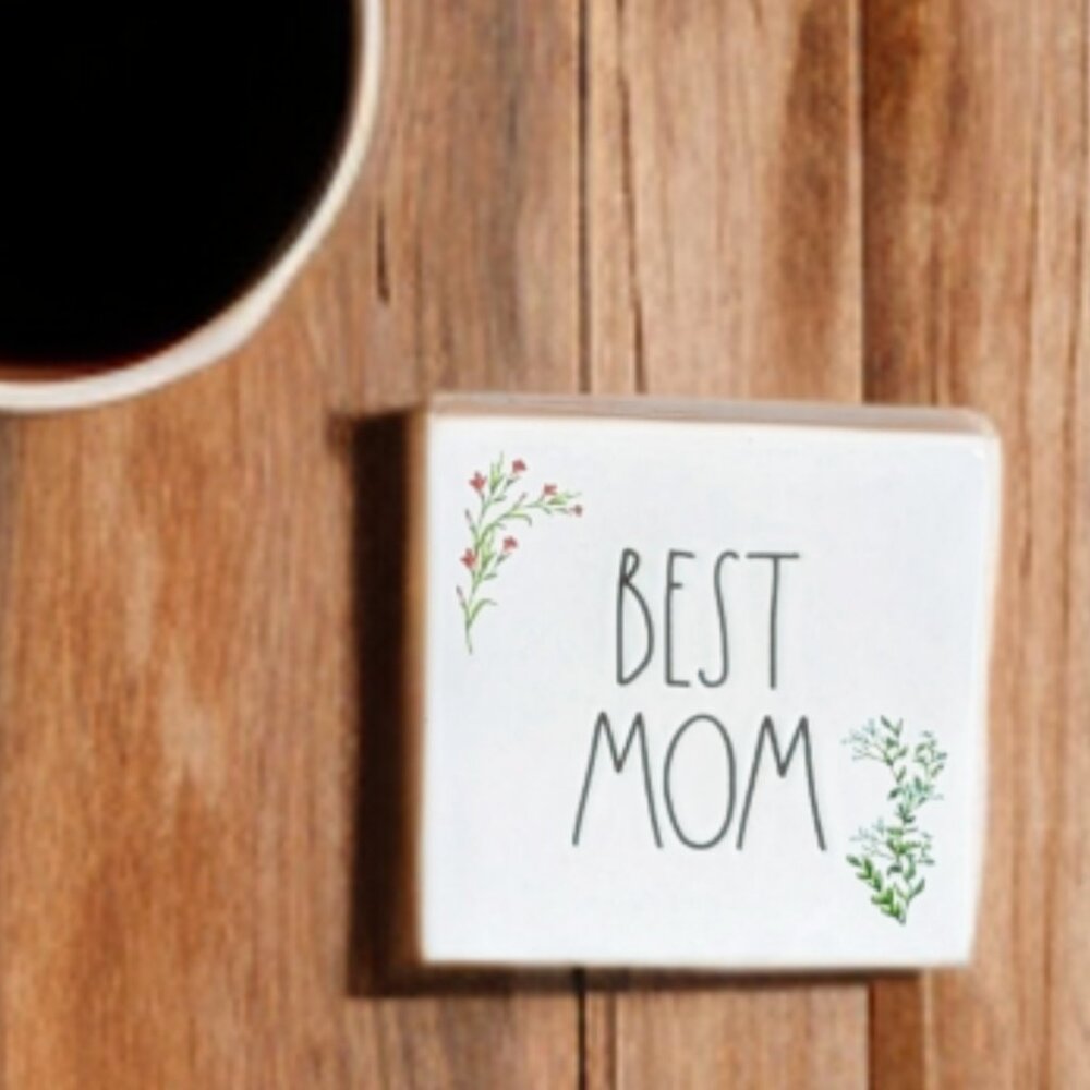 Rae Dunn “BEST MOM” Ceramic 4” Square Plaque -NWT - Picture 4 of 4